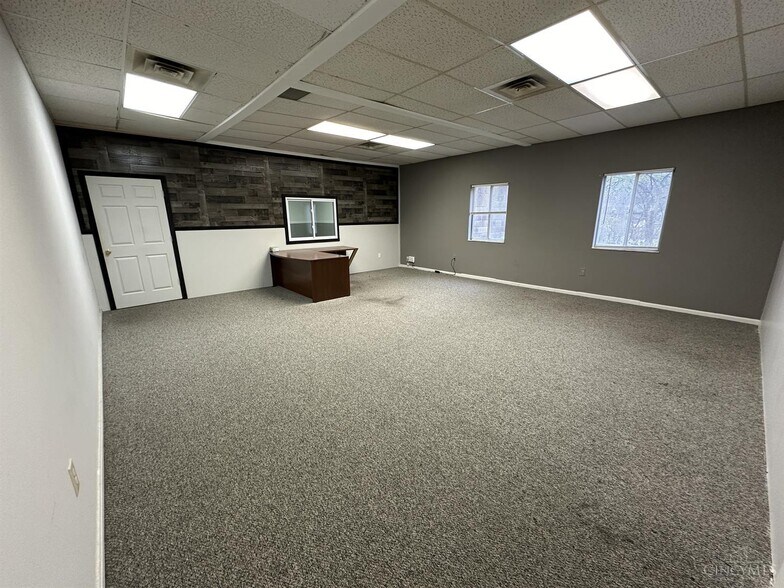 More Photos Of 2010-2040 Anderson Ferry Rd, Cincinnati Unknown For Lease