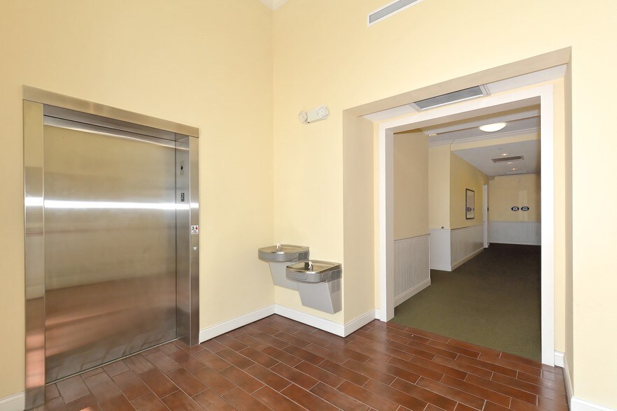More Photos Of 5602 Marquesas Cir, Sarasota Office For Lease
