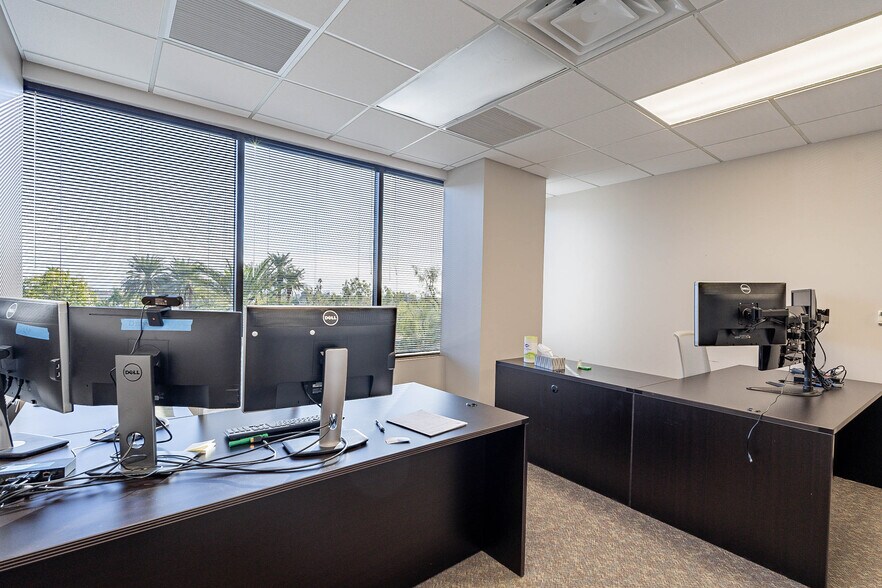 More Photos Of 7310 N 16th St, Phoenix Office For Lease