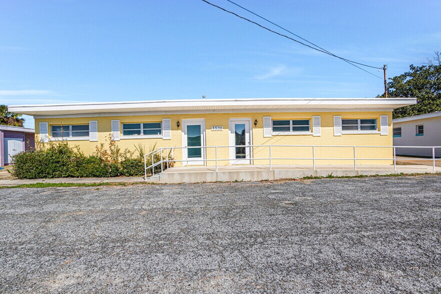 More Photos Of 5518-5524 Stewart St, Milton Freestanding For Lease