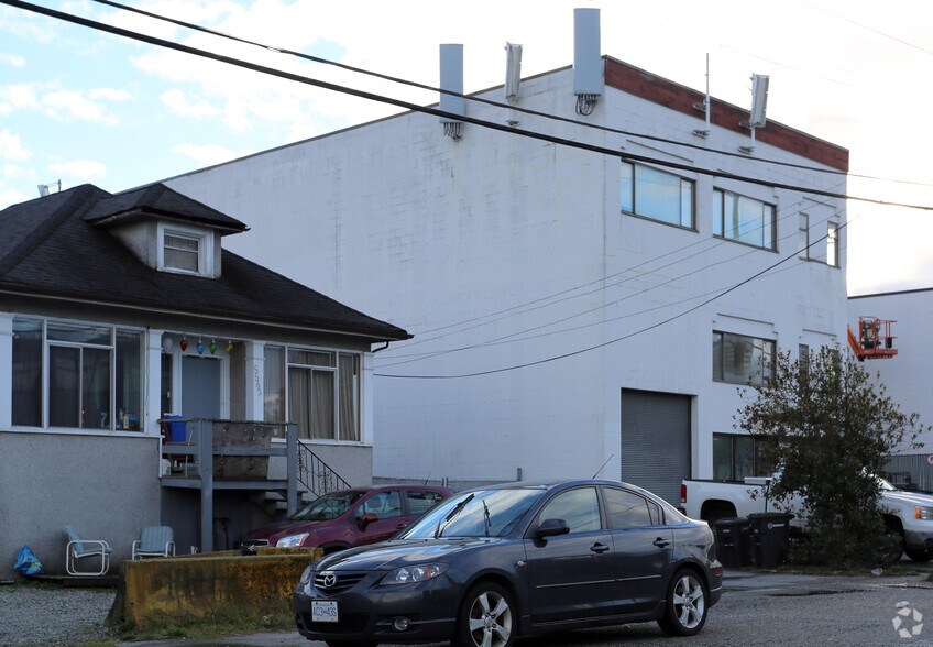 More Photos Of 5526 Dorset St, Burnaby Light Distribution For Sale