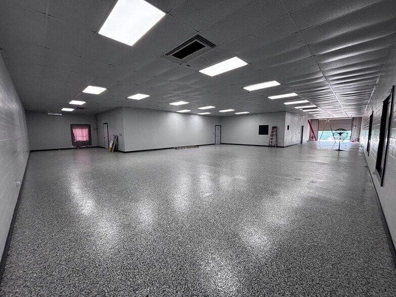 More Photos Of 718 N Cherry St, San Antonio Research And Development For Lease