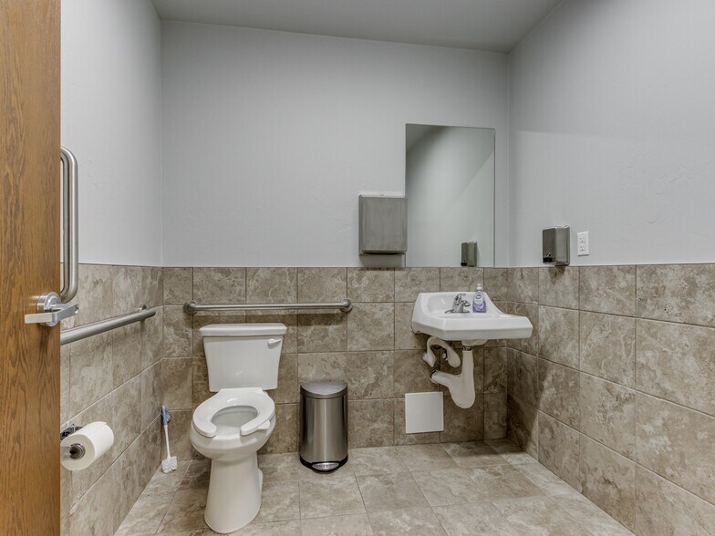 More Photos Of 120 SE 19th St, Moore Storefront For Lease