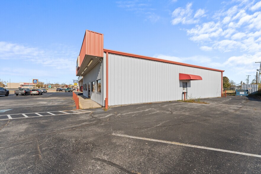 More Photos Of 2103 S Thompson St, Springdale Freestanding For Sale