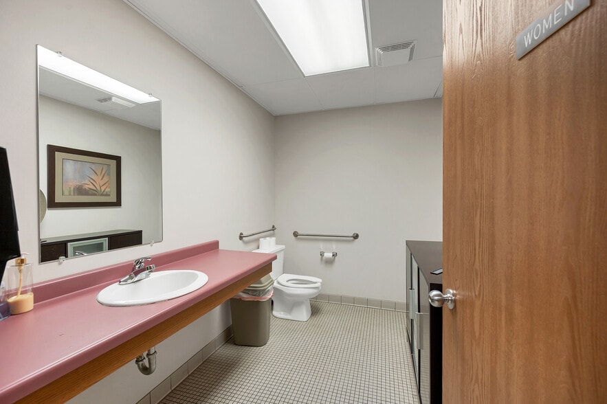 More Photos Of 1725 Suburban Dr, De Pere Manufacturing For Sale