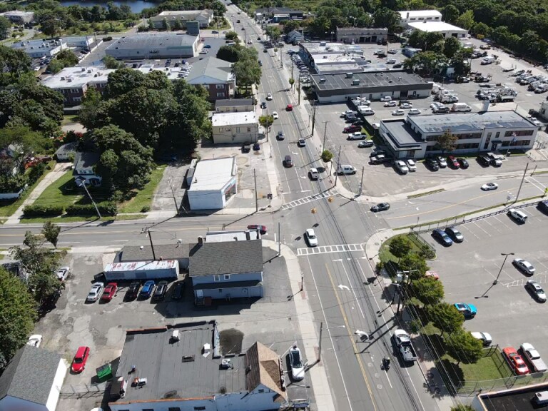 More Photos Of 426 E Main St, Patchogue Warehouse For Lease
