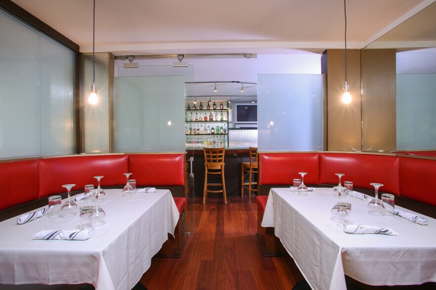 More Photos Of 15 Franklin St, Lenox Restaurant For Lease
