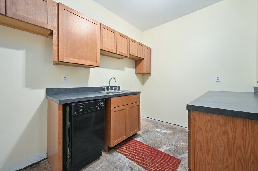 More Photos Of 56 Main St, Stamford Hotel For Sale