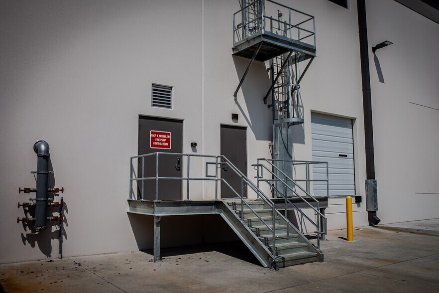 More Photos Of 5720 Trade Dr, Alpharetta Warehouse For Lease