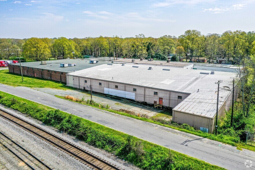 More Photos Of 915 Curtis St, Monroe Distribution For Lease