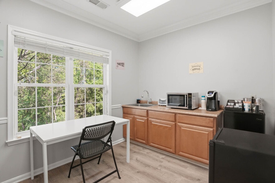 More Photos Of 1662 Village Green, Crofton Office For Lease