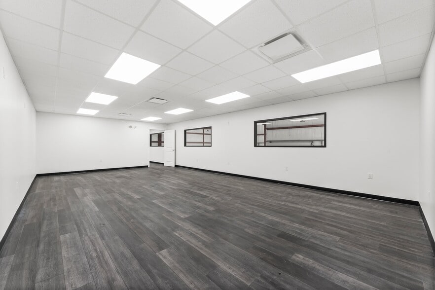 More Photos Of 32415 Tamina Rd, Magnolia Flex For Lease