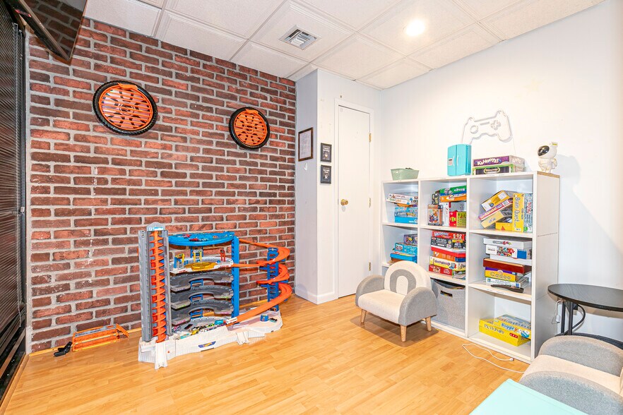 More Photos Of 550 N Country Rd, Saint James Office For Sale