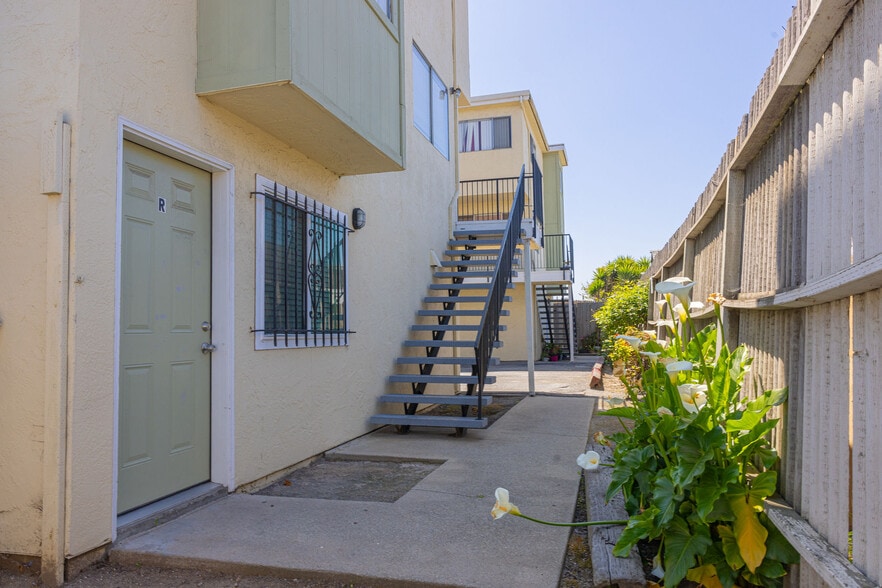 More Photos Of 75 N Hebbron Ave, Salinas Apartments For Sale