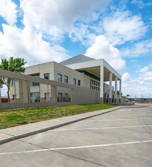 More Photos Of 1024 Texas Yes Blvd, Robstown Office For Lease