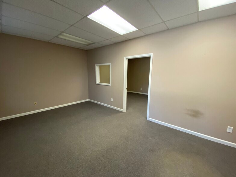 More Photos Of 232-236 Industrial Park Dr, Commerce Office For Lease