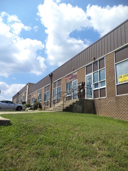 More Photos Of 4574-4598 Beech Rd, Temple Hills Showroom For Lease