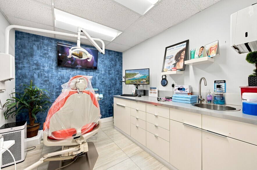 More Photos Of 610-618 NE 124th St, North Miami Office For Sale