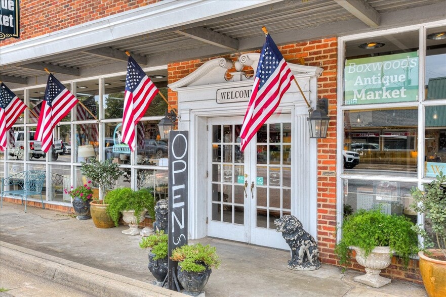 More Photos Of 114 W 6th St, Waynesboro Showroom For Sale