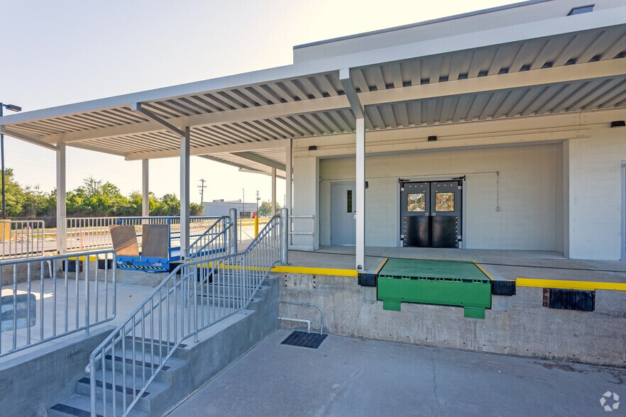 More Photos Of 1415 Ohio St, Live Oak General Retail For Lease