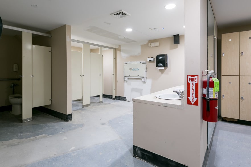 More Photos Of 132 N Wellwood Ave, Lindenhurst Storefront Retail Office For Lease