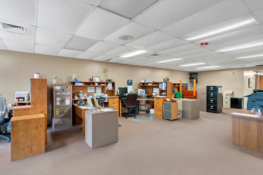 More Photos Of 1624 N Meadowcrest Blvd, Crystal River Manufacturing For Lease