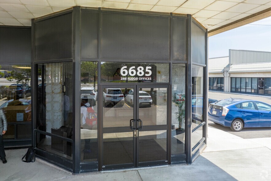 More Photos Of 6625 Tomken Rd, Mississauga Unknown For Lease