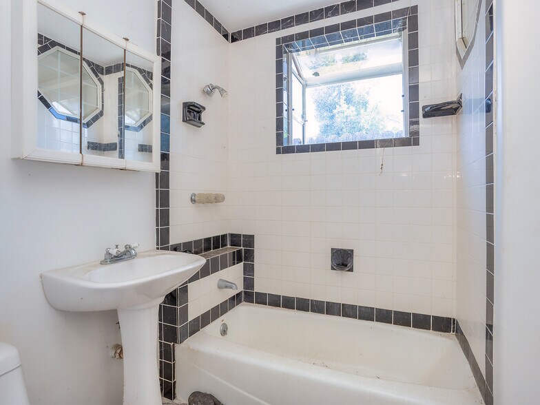 More Photos Of 4463 Bellflower Ave, West Toluca Lake Apartments For Sale