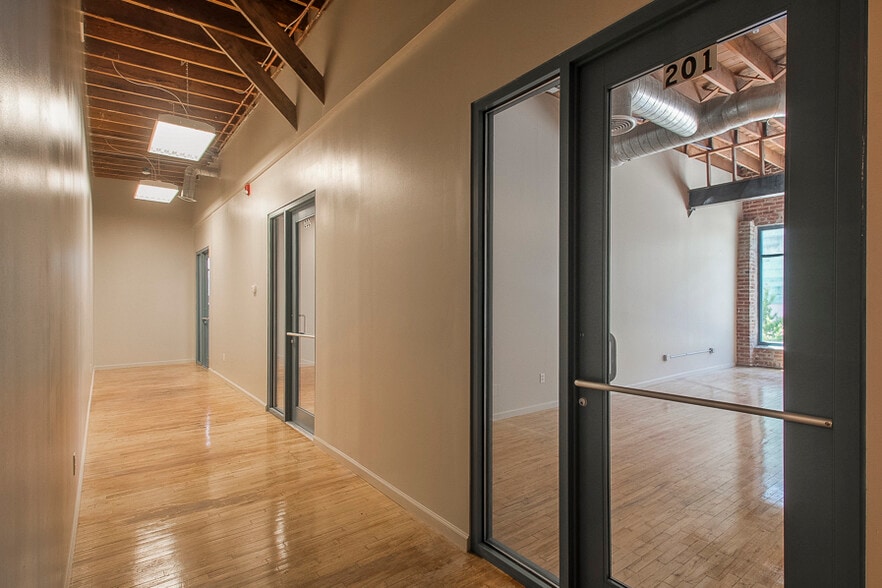 More Photos Of 1625-1627 Oak St, Kansas City Storefront Retail Office For Lease