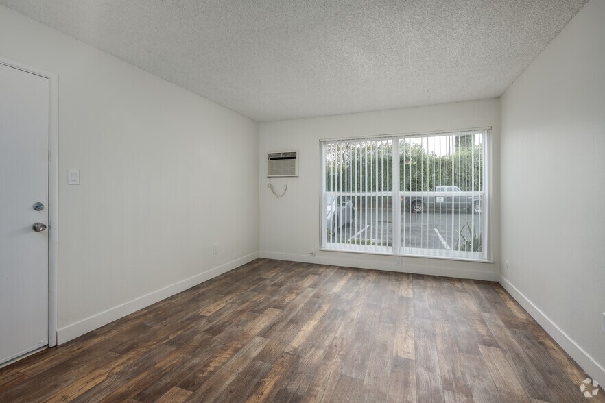 More Photos Of 5500 Foothill Gardens Ct, Sacramento Apartments For Sale