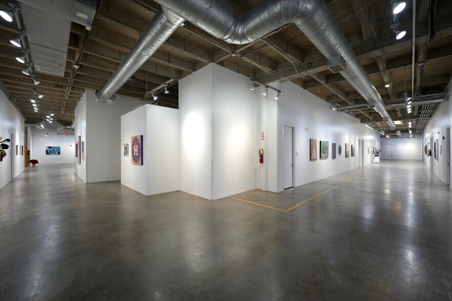 More Photos Of 1824 Spring St, Houston Showroom For Lease