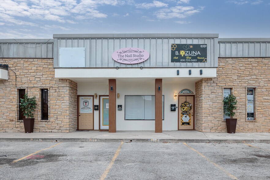 More Photos Of 102 Fletcher Dr, Del Rio General Retail For Sale
