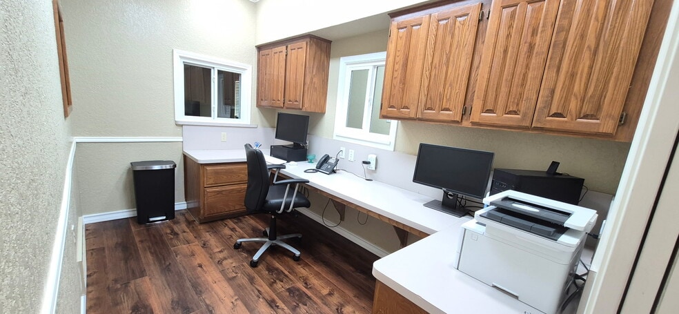 More Photos Of 606 S Harbor Ct, Granbury Office For Lease