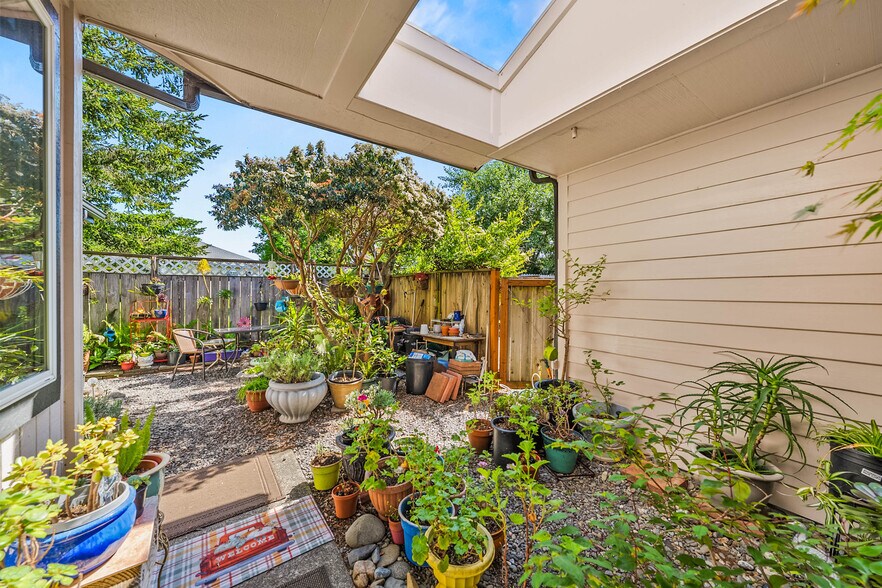 More Photos Of 542 Pacific Ave, Brookings Multifamily For Sale