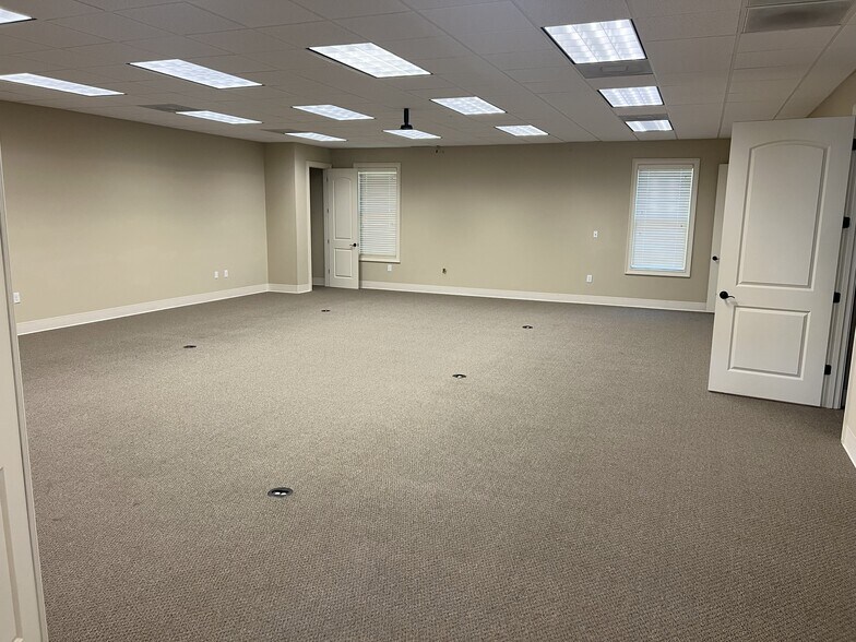 More Photos Of 2000 Northside Crossing, Macon-Bibb Office For Lease