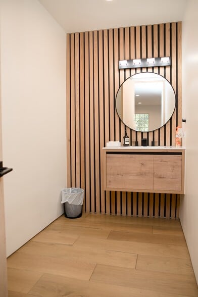 More Photos Of 648 N St. Andrews Pl, Los Angeles Loft Creative Space For Sale