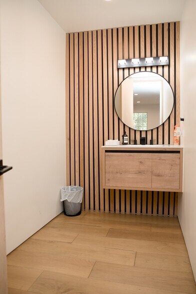 More Photos Of 648 N St. Andrews Pl, Los Angeles Loft Creative Space For Lease