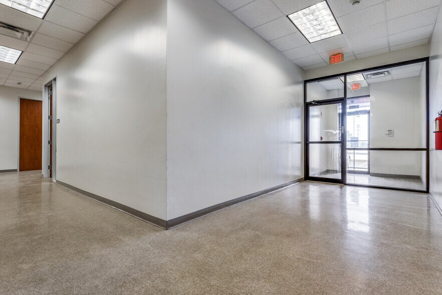 More Photos Of 1910 Pendleton Dr, Garland Flex For Lease