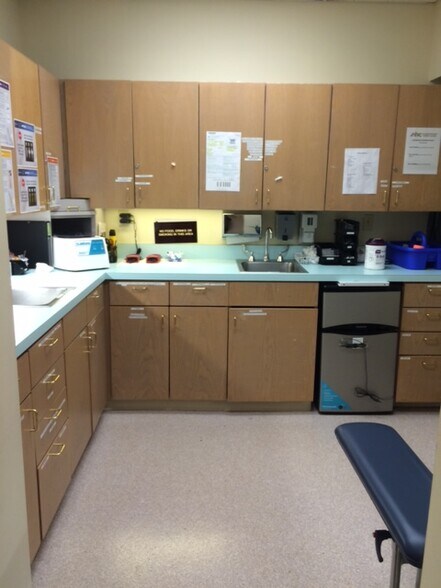 More Photos Of 17175 SW Tualatin Valley Hwy, Beaverton Medical For Lease