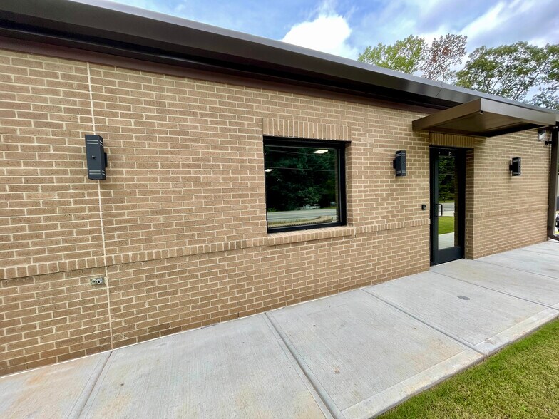 More Photos Of 740 N Price Rd, Buford Office For Lease