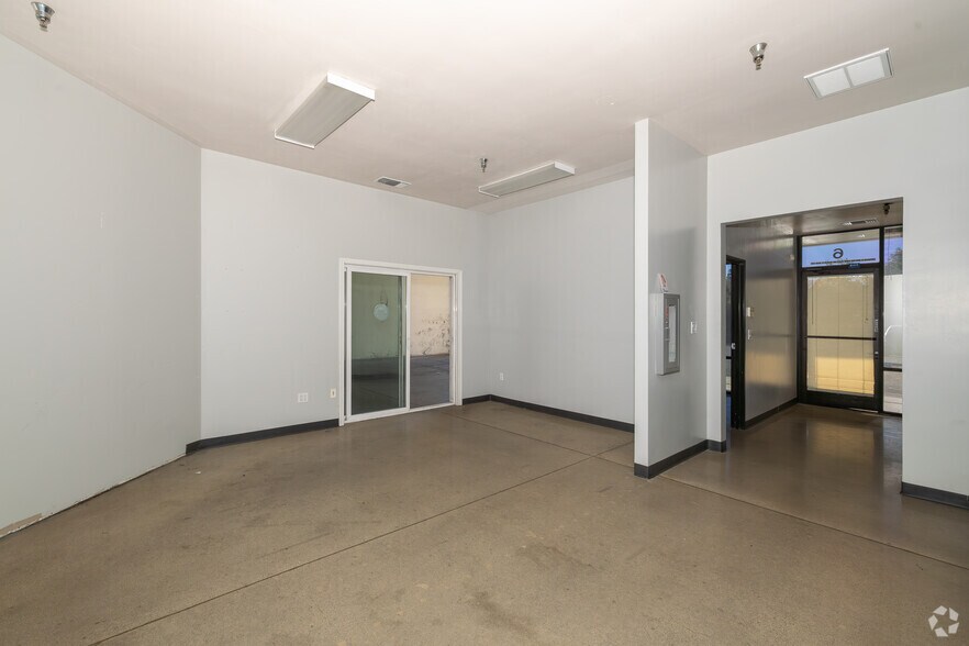 More Photos Of 7307 Roseville Rd, Sacramento Unknown For Lease