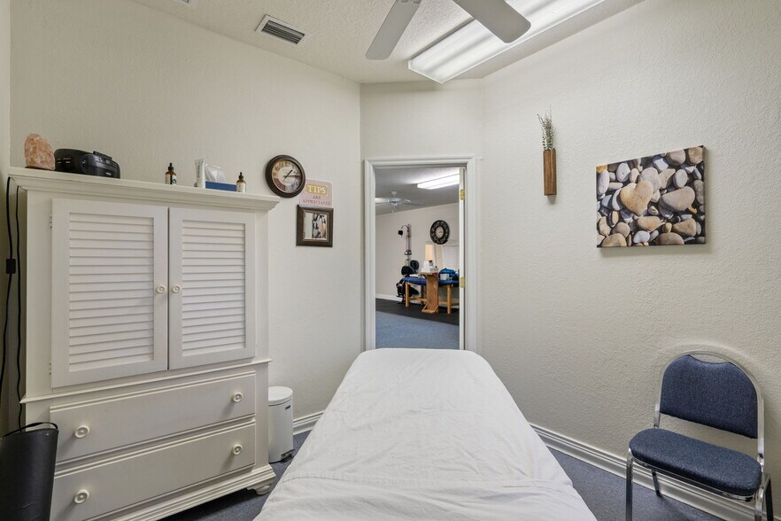 More Photos Of 1377 Deltona Blvd, Spring Hill Office For Lease