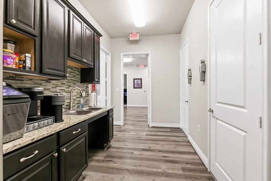 More Photos Of 13715 Office Park Dr, Houston Office For Sale