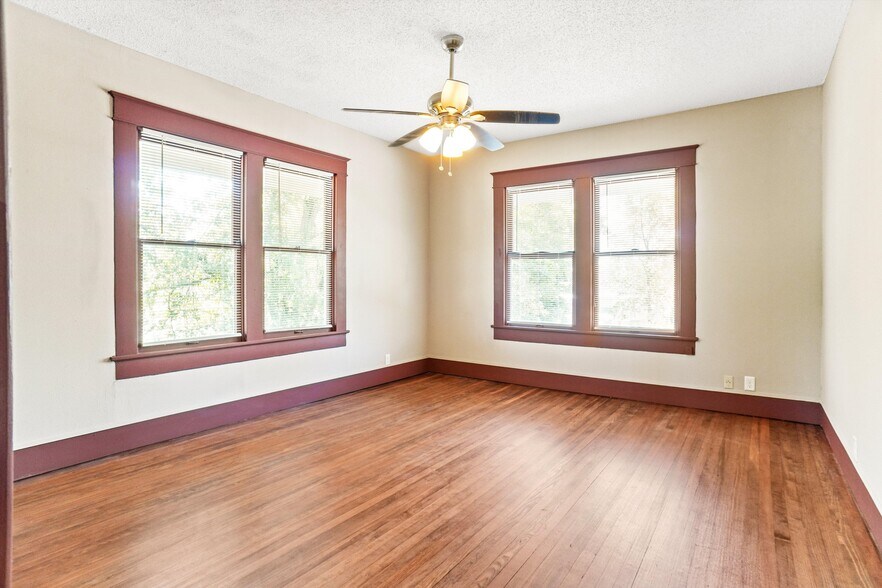 More Photos Of 1116 Lamar Ave, Paris Office For Sale