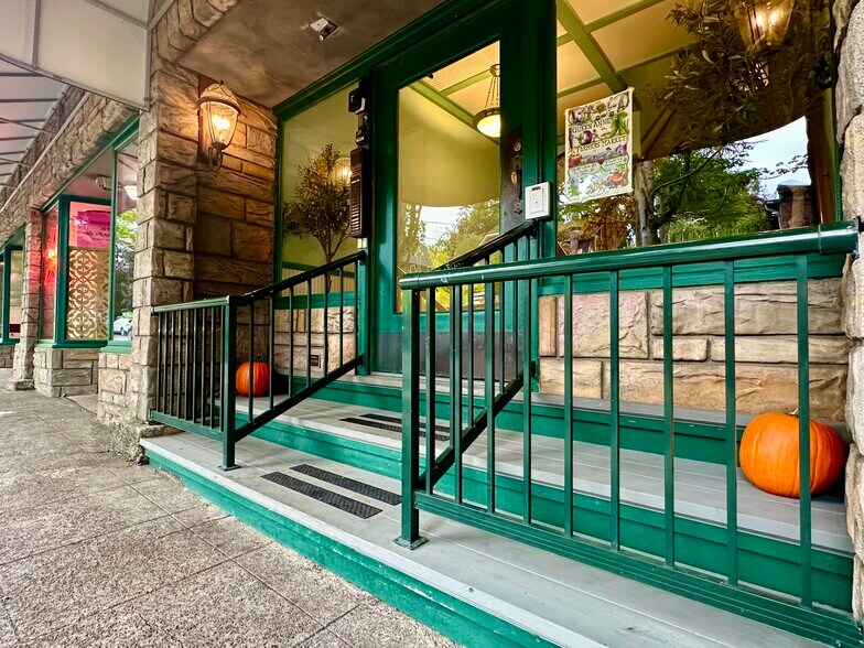 Primary Photo Of 600 W Crockett St, Seattle Apartments For Lease
