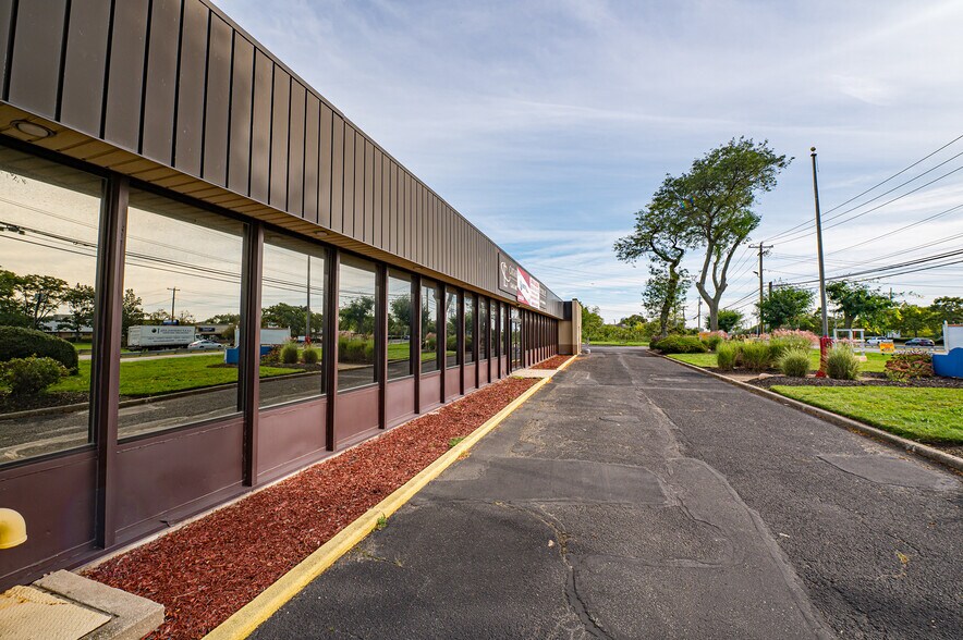 More Photos Of 585 Broadhollow Rd, Melville Warehouse For Lease