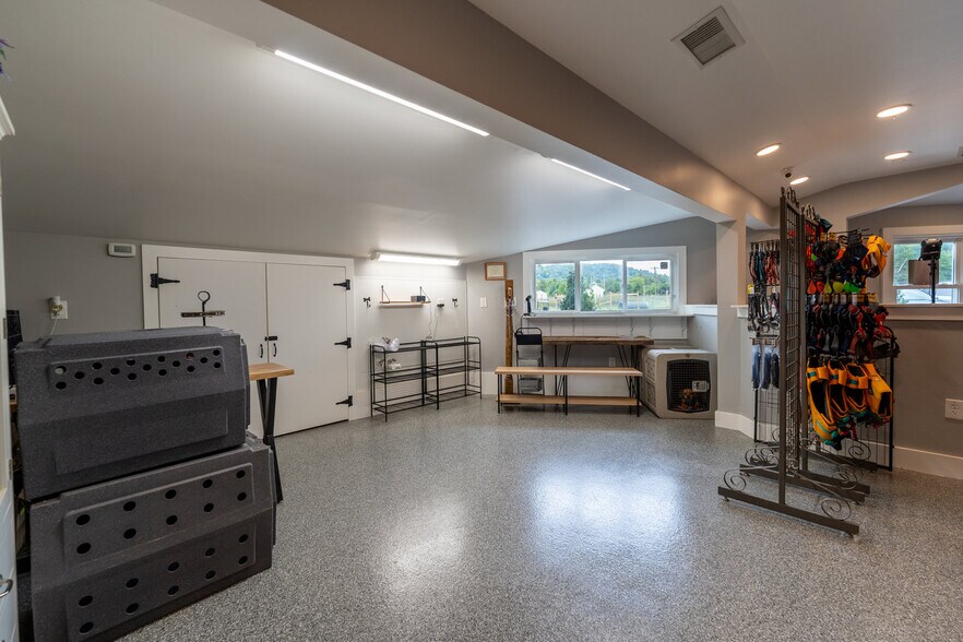 More Photos Of 12167 Lee Hwy, Sperryville Veterinarian Kennel For Sale