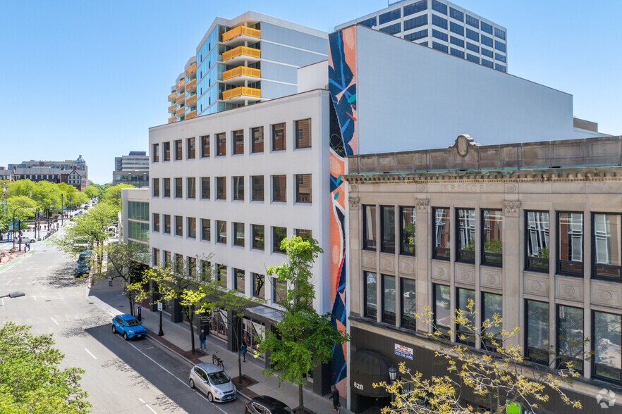 More Photos Of 820 Davis St, Evanston Office For Lease