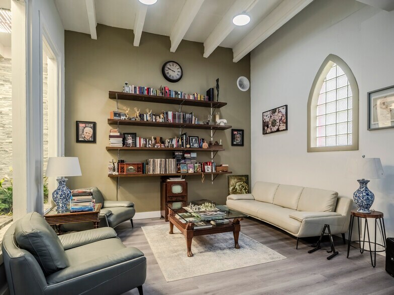 More Photos Of 195 NW 40th St, Miami General Retail For Lease