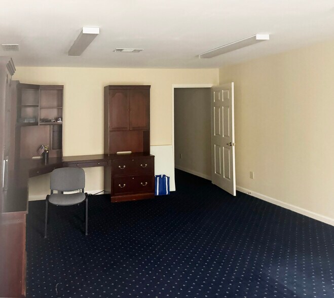 More Photos Of 1461 White Cir, Marietta Warehouse For Lease